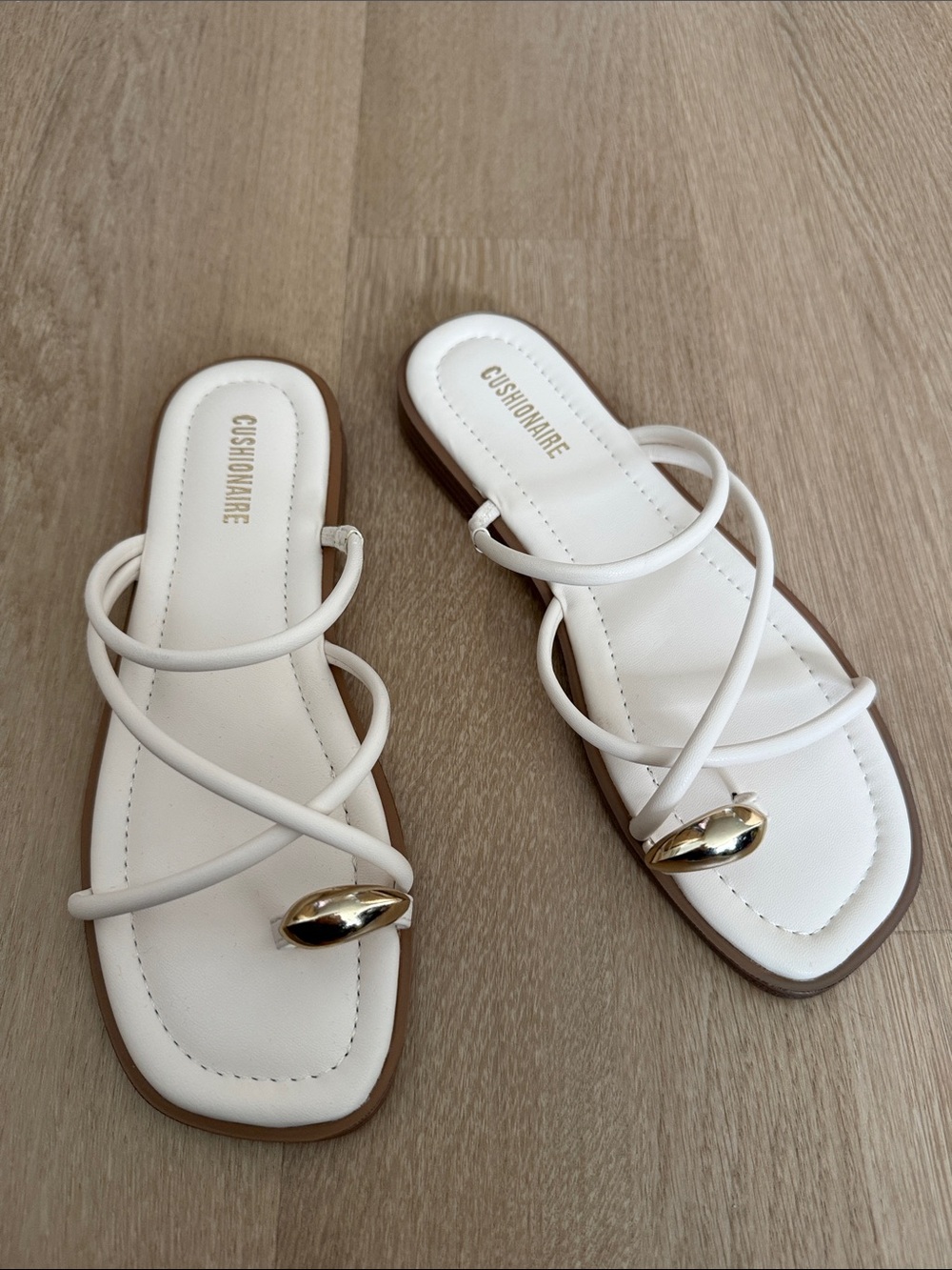 NWT Cushionaire White Strappy Slide Sandals with Gold Accent